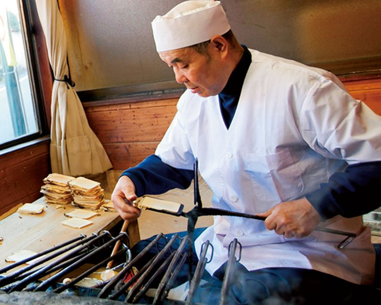 1日1200枚を焼くご主人の関口秀男さん。作業は通りから見学できる。写真提供＝安中市観光機構