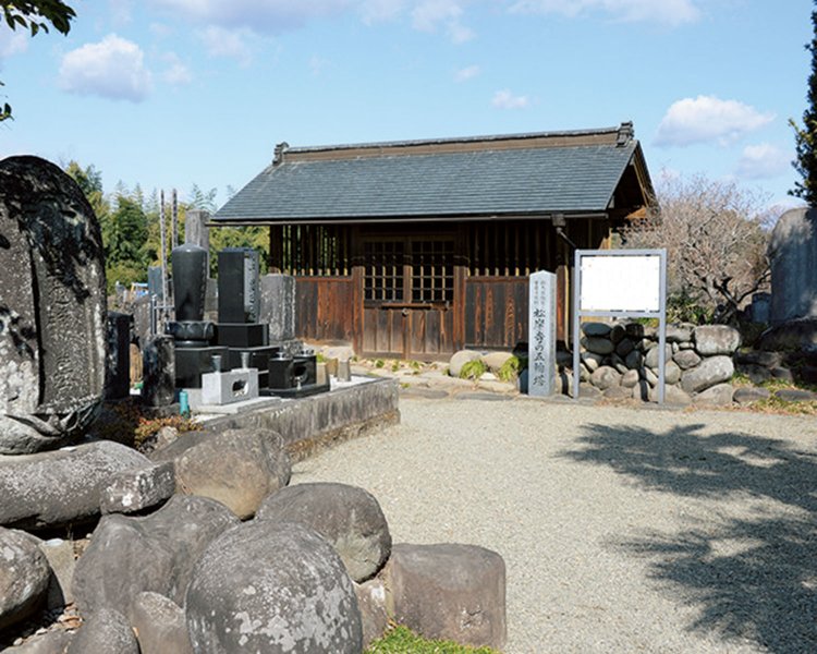 案内板のない大野九郎兵衛の墓（左）と覆屋に収められた2基の五輪塔。