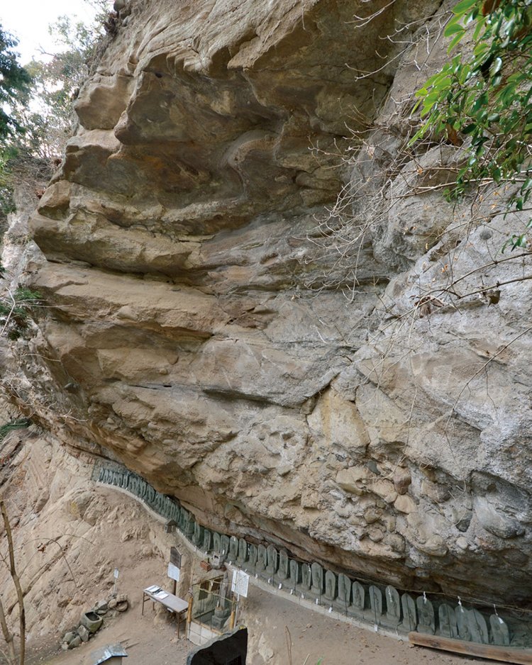 岩窟の下に並ぶ49基の石像。吉良の領地を見下ろせる場所にある。