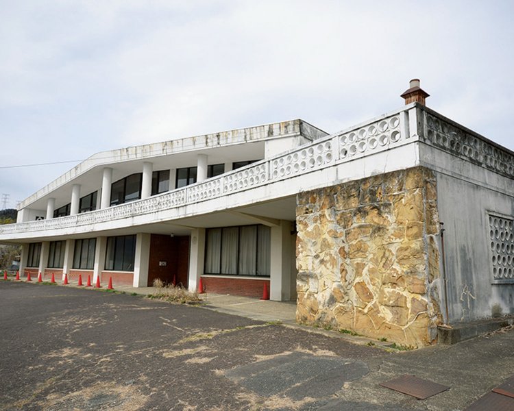 ギリシャの神殿のような「旧松井田町役場」。離れて観賞を。