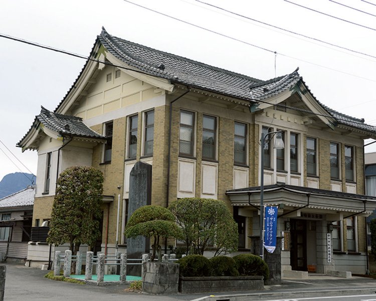 和風屋根の「旧松井田警察署」。帝冠様式の和洋折衷はやや強引。