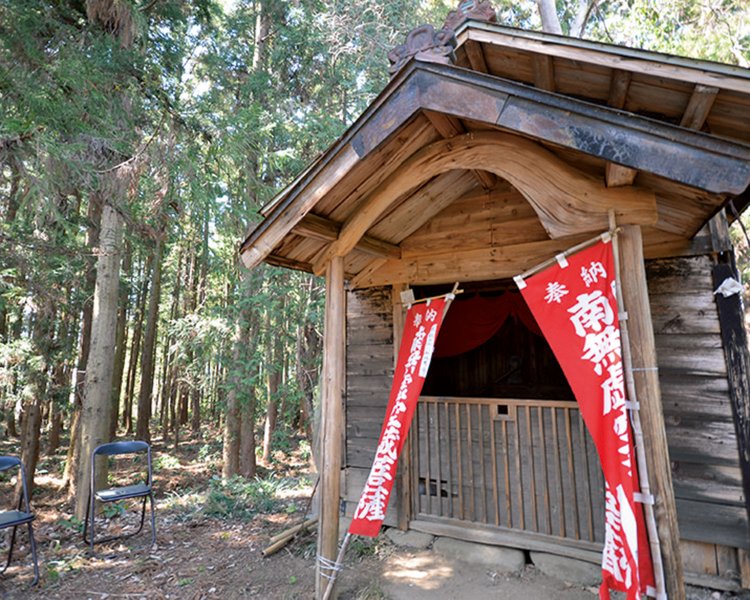 本丸の櫓台跡に立つ虚空蔵堂。城跡全体がよく整備されている。