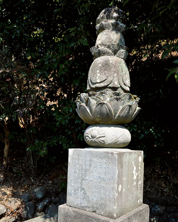 加賀藩前田家の大名行列が通ると汗をかくと噂された政繁の墓。