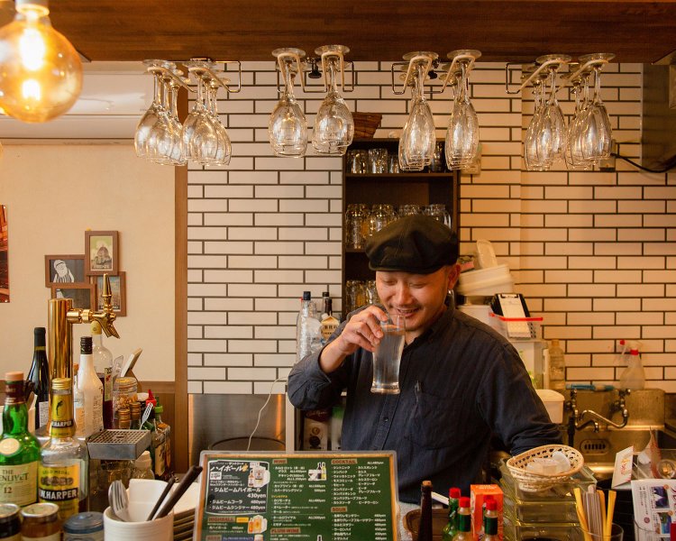 「店名は、2019年に結成30年を迎えたあの有名ロックバンドから」（佐々木さん）。