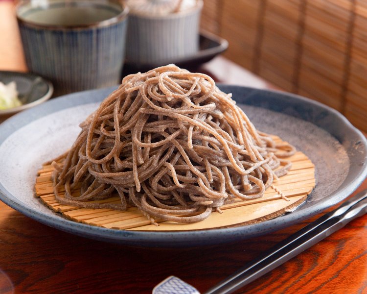 もりの田舎そば720円。ところどころ見える白い斑点は、独自の碾き方を用いる『椿屋』ならでは。