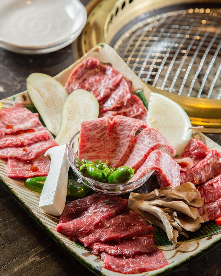 名物の本日のいいとこセット、所沢牛希少部位含む5種類盛り合わせ4180円、ハーフは2200円。