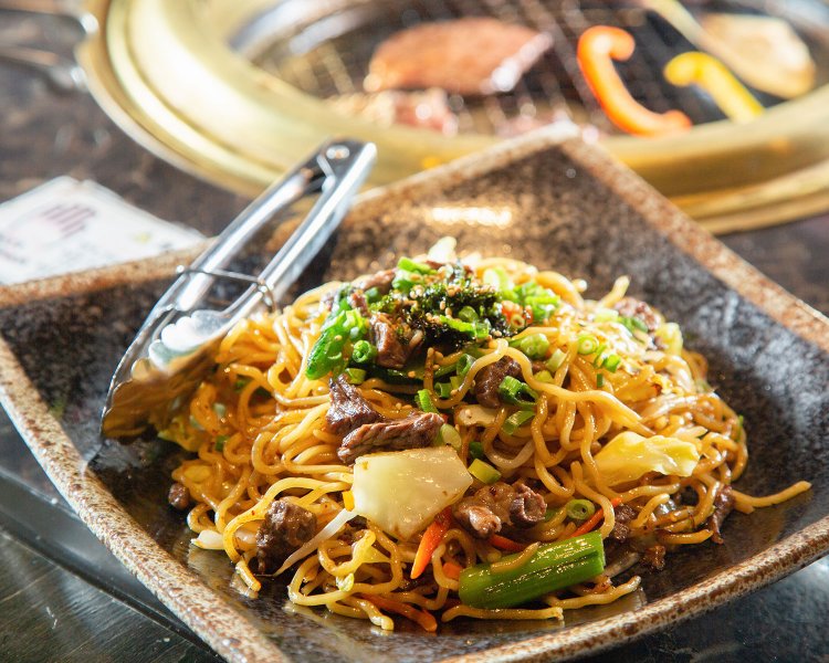 所沢産の牛肉、麺、醤油、野菜を使った所沢醤油焼きそば748円。