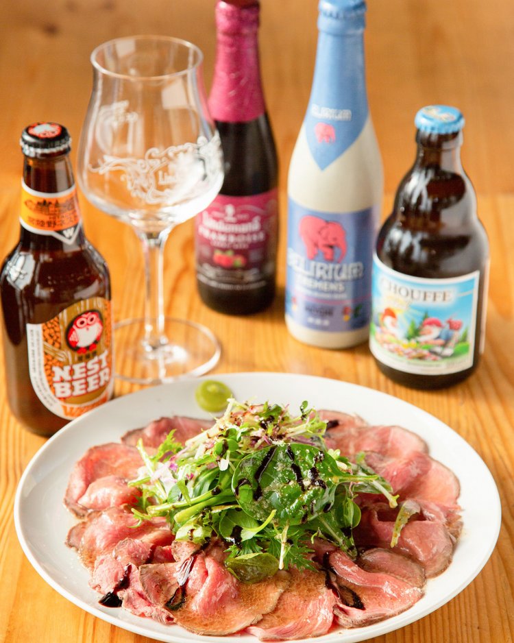 大盛りローストビーフ1089円。国内外のビール50種以上に加え、ワインや洋酒も多数。