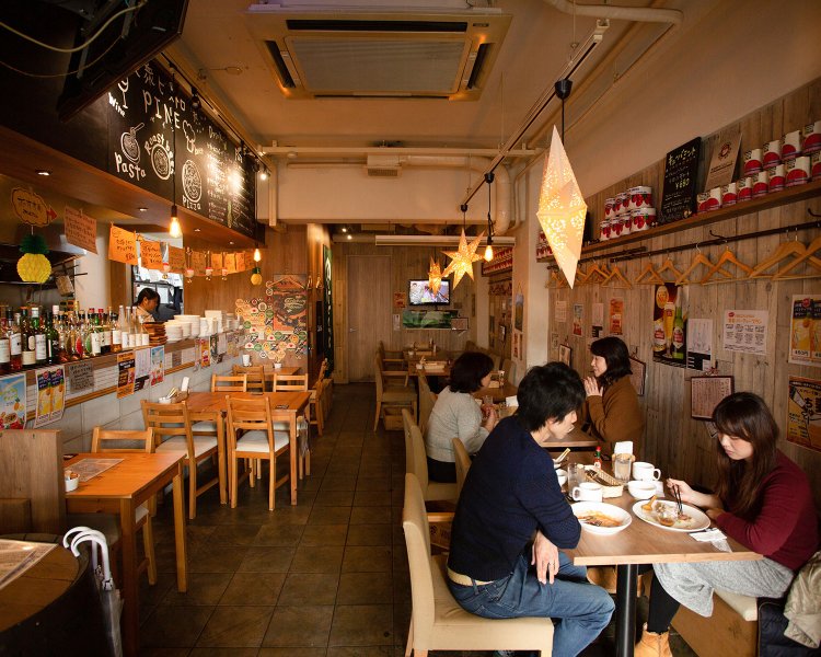 お昼はランチ、夜はお酒がメインでにぎわう。ランチセットは830円～。