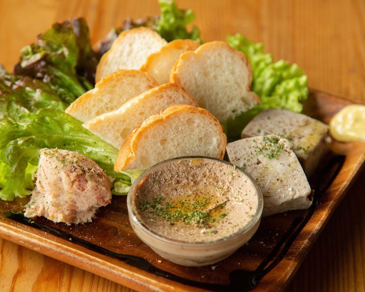 白レバーのパテ、豚肉のリエット、パテ・ド・カンパーニュの盛り合わせ1089円。