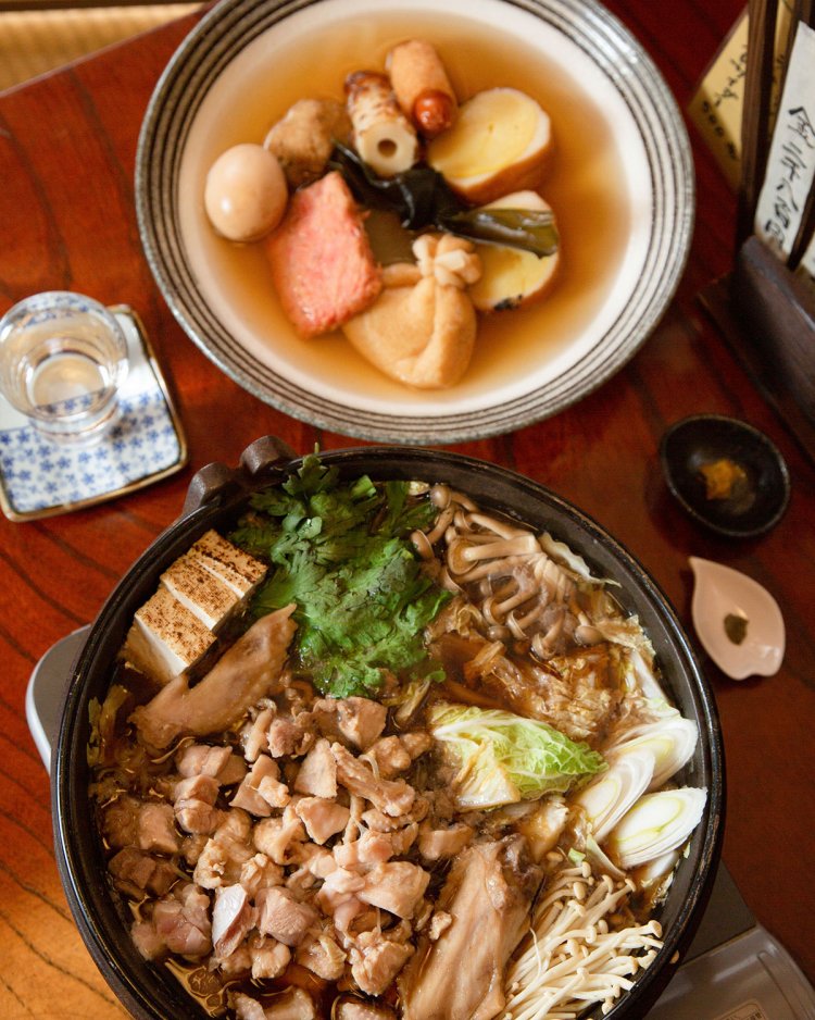 おでん各種220～462円。軍鶏鍋1人前3080円（要事前予約）。