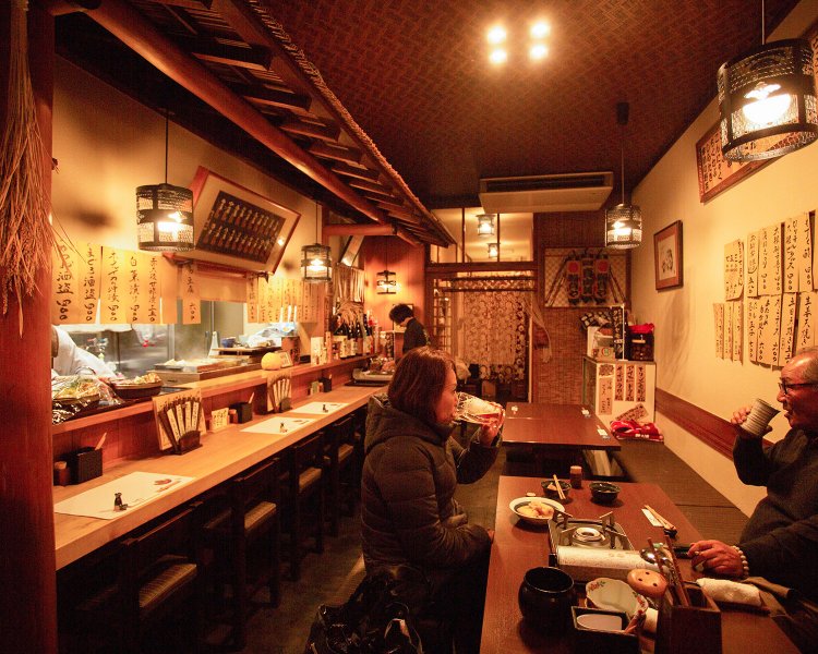 落ち着いた木目調で、BGMには演歌が流れる店内。