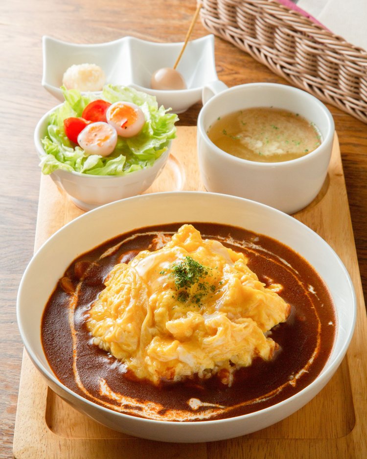 特製オムライス1050円は、特選うずらの卵を10個使用した贅沢な品。前菜の秘伝半熟漬け込みうずら卵は、出汁醤油と西京味噌の2種。