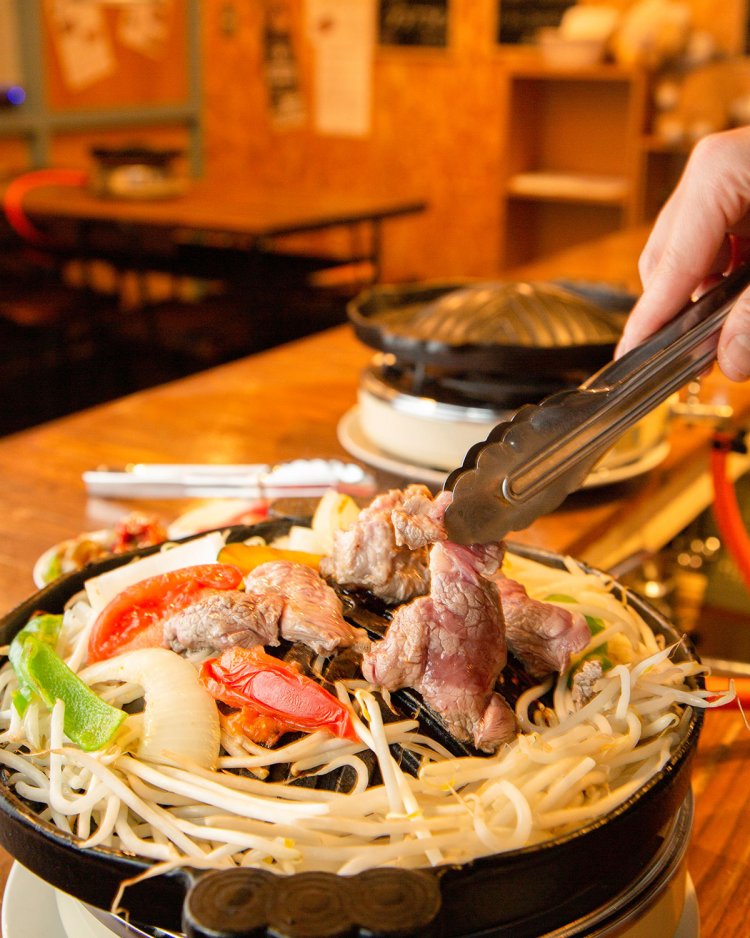 ラム、もやしのスタートセット930円をベースに、10種以上ある野菜270円をお好みで。トマト、ゴーヤ（夏期不定期）など変わり種も。