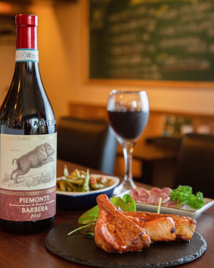 スペイン産白カビサラミ418 円、枝豆ペペロンチーノ385円、特製やわらかスペアリブ495円。