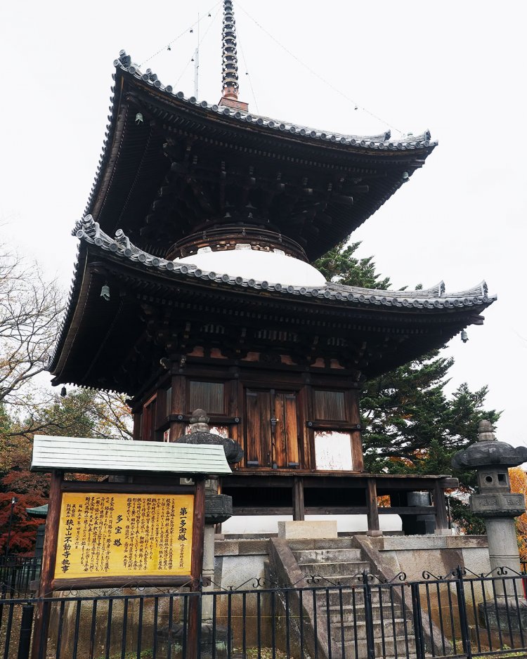 第一多宝塔。弘治元年（1555）、大阪府高槻市・畠山神社に建立。
