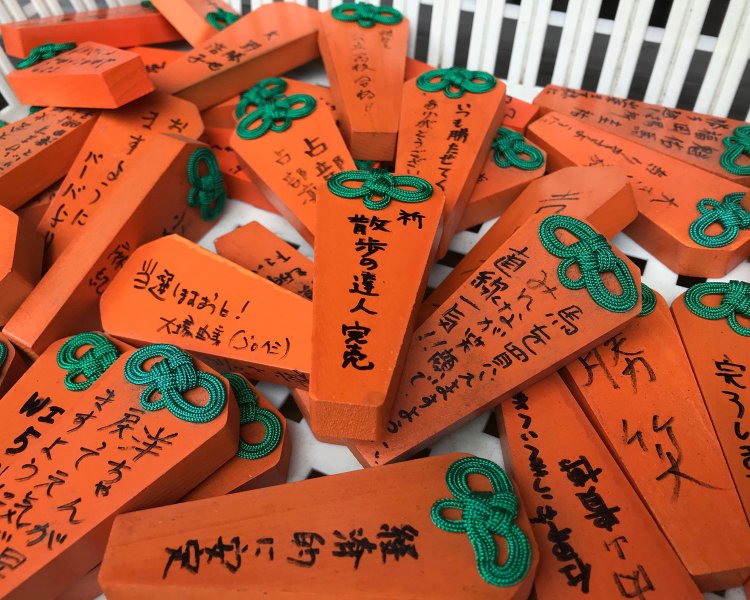 木馬に供える絵馬（300円）は、ニンジンの形をしている。お参りすれば、歯ぎしりが治るとか。