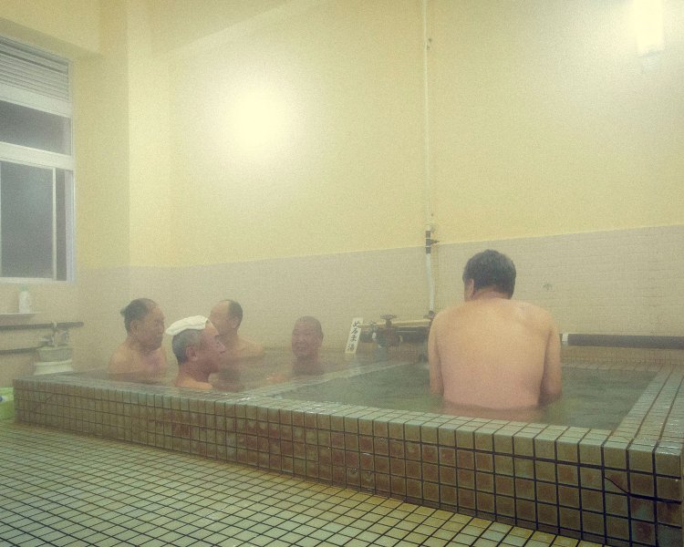 走り湯近くの源泉から引いた71度の高温泉を、水で調整しながら入る。