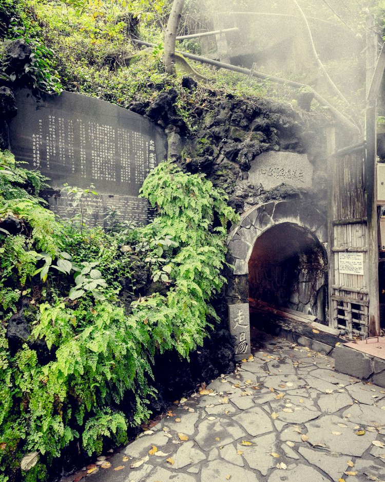 走り湯は珍しい横穴式源泉。奥行き5mの洞窟に入って行ける。