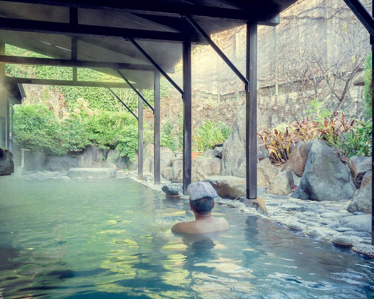 大きい方の露天風呂。石造りの庭が設けられており、たっぷりのお湯とともに贅沢な時間を過ごせる。