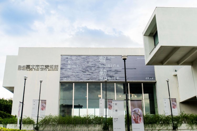 さまざまな方向に延びる出窓が特徴的な建築。