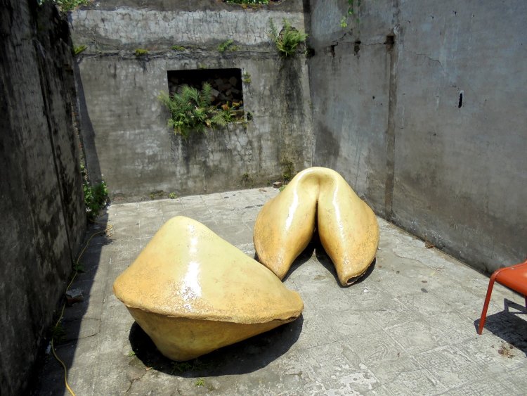 至るところに芸術作品がころがっている。これは大きなフォーチュンクッキーを模した作品。