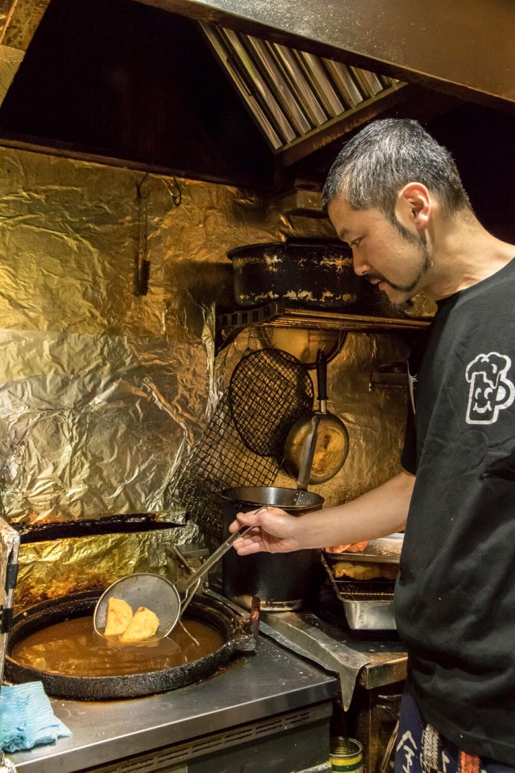 オーナーの井上勝司さん自ら厨房に立つ。