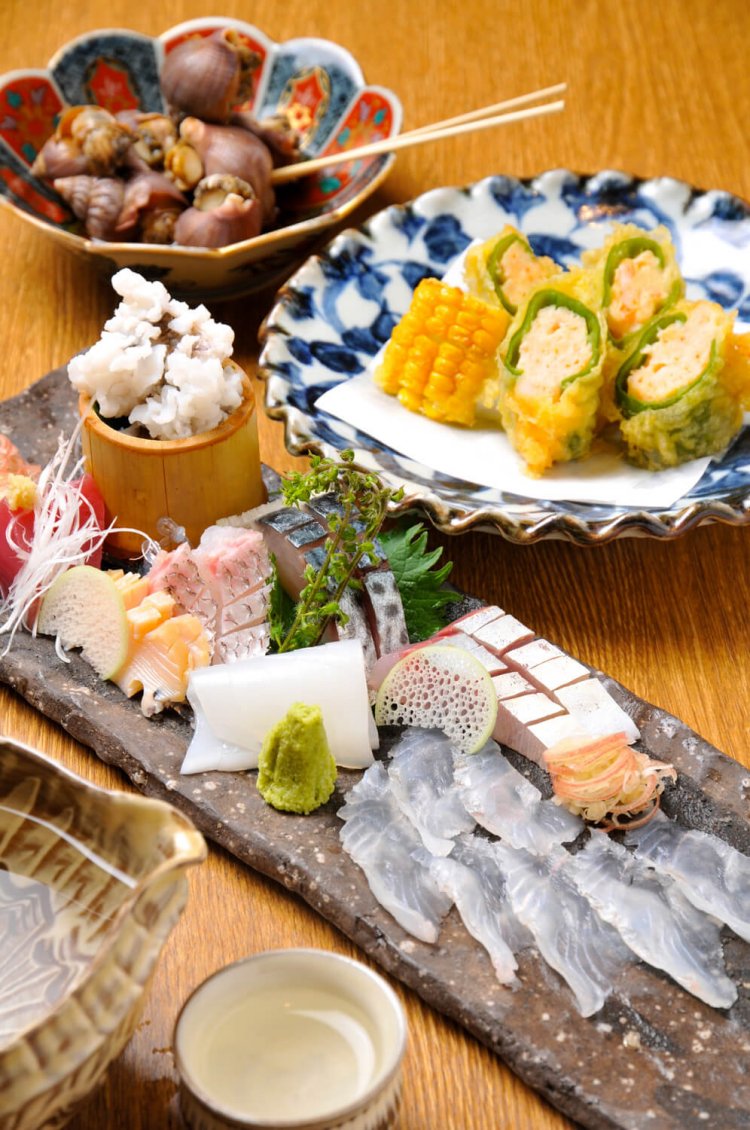 技が映えるお刺身の盛り合わせ（1人前）1500円、海老真丈 万願寺とうがらし詰め揚（ハーフ）450円（夏限定商品）、磯ツブ貝のうま煮950円。