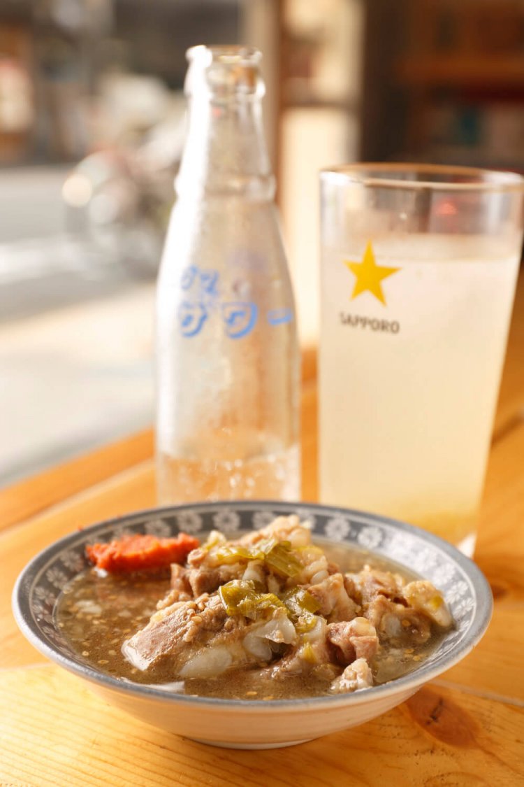 約2時間煮込んだ豚なんこつの煮込み380円のほか、牛もつや豚すじの煮込みもあり。串焼やちょっとしたツマミも豊富。まずは生チューハイ380円で乾杯したい。