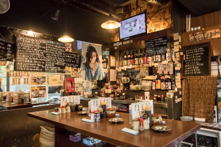 一番奥の厨房前カウンターは常連さんの席だ。