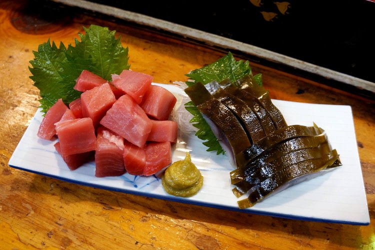 鉢まぐろぶつ540円、昆布〆トロしめさば刺756円