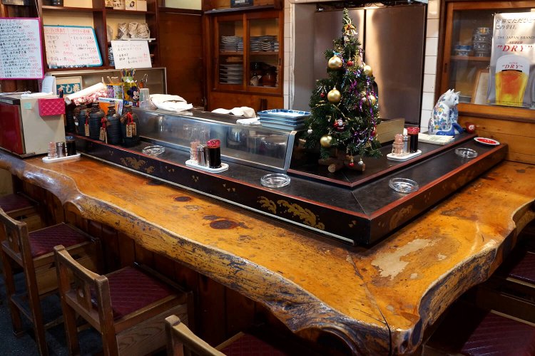 寿司屋風のL字カウンター。