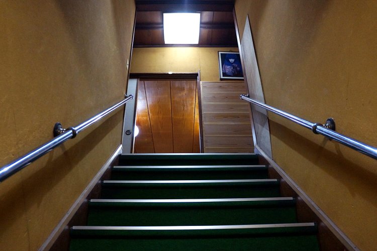 階段を上ると……