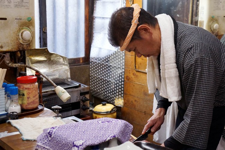 包丁を握る姿がまた粋だ