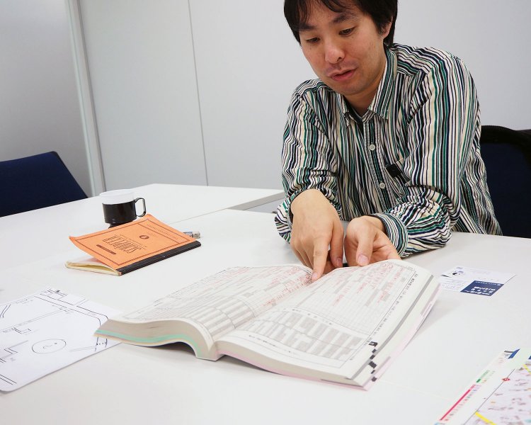 JR時刻表を開く今和泉さん。お目当てのページを見つけるのがめちゃくちゃ早いです。