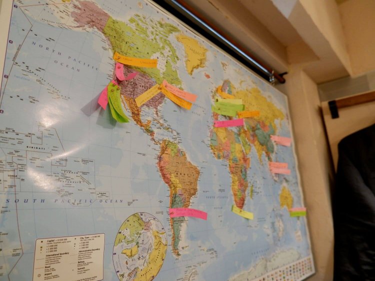 この店を訪れる外国人の母国はさまざま。