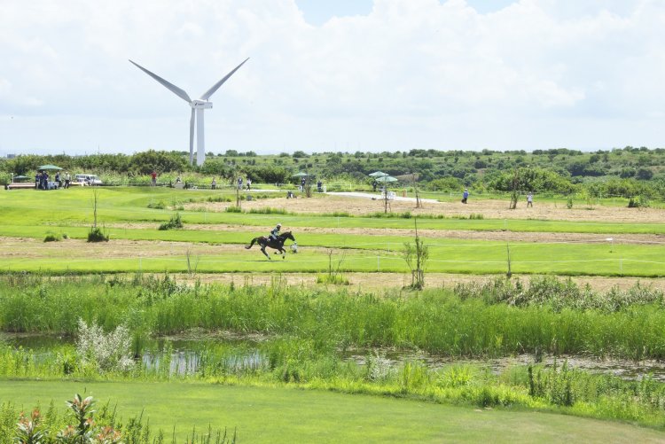 広大な前回の軽井沢会場と違い、観戦客は何箇所もの障害物を見渡せるのが醍醐味だ。