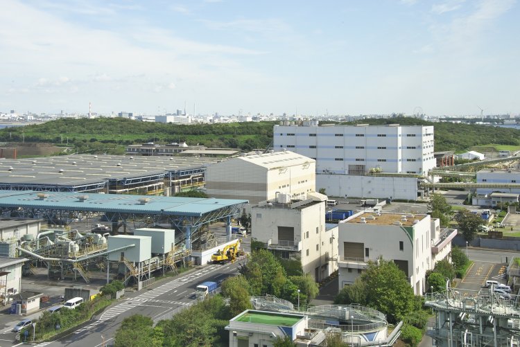 海の森はゴミ処分場だった土地。奥の緑が会場で手前の建物群は23区のゴミ処理施設など。