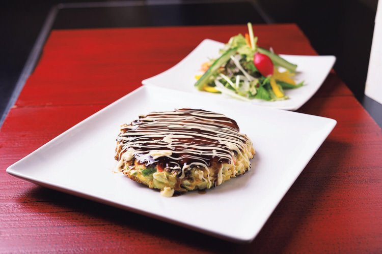 手軽に楽しめる金額設定の朔月特製 関西風お好み焼き900円。