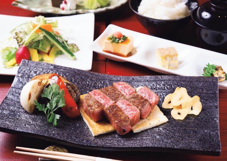 山形牛 ステーキコースサーロイン100g4000円、フィレ100g4700円。