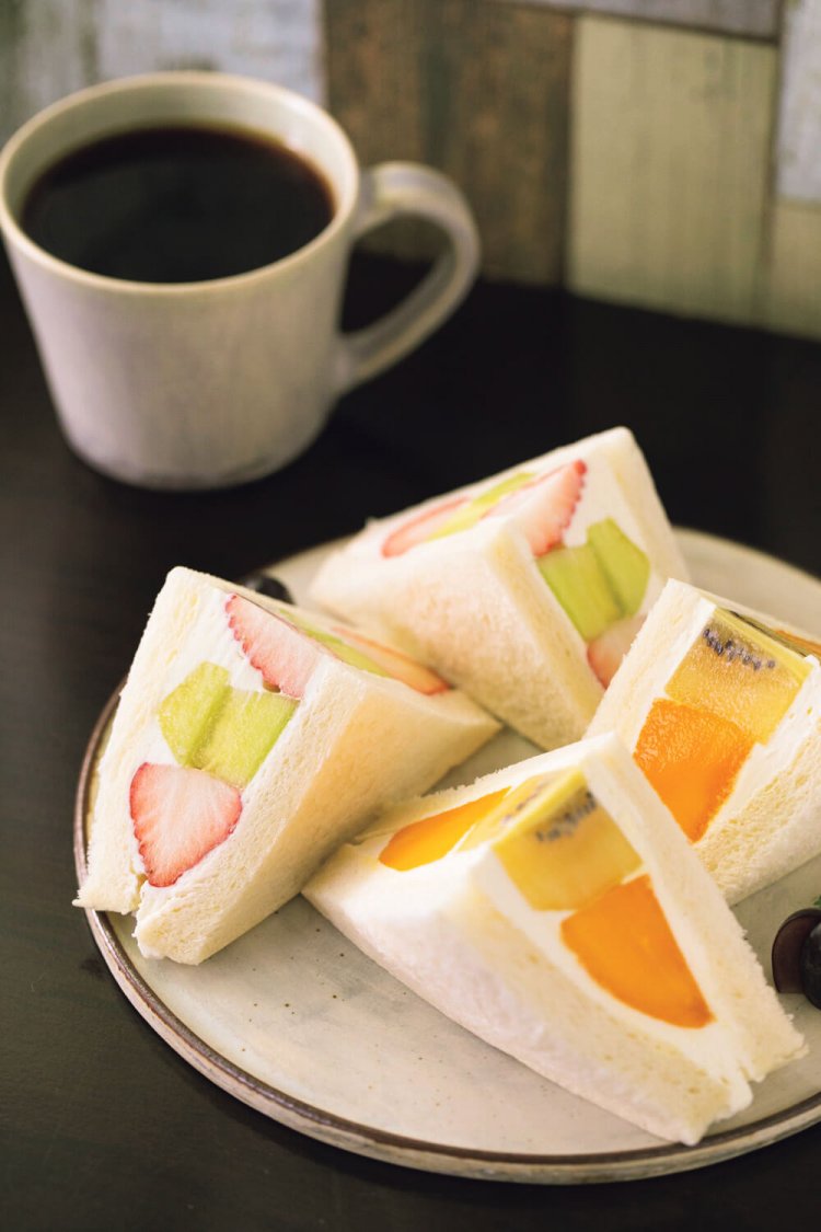 旬の果物をふんだんに使ったフルーツサンド700円(2ピース)～と日替わりのコーヒー600円。