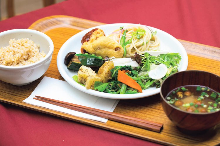  玄米ごはんと味噌汁も付くランチバイキング1528円。