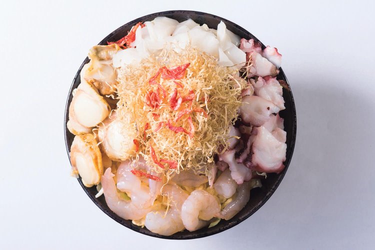 エビ・タコ・ホタテ・イカがたっぷりの海鮮もんじゃ1300円。