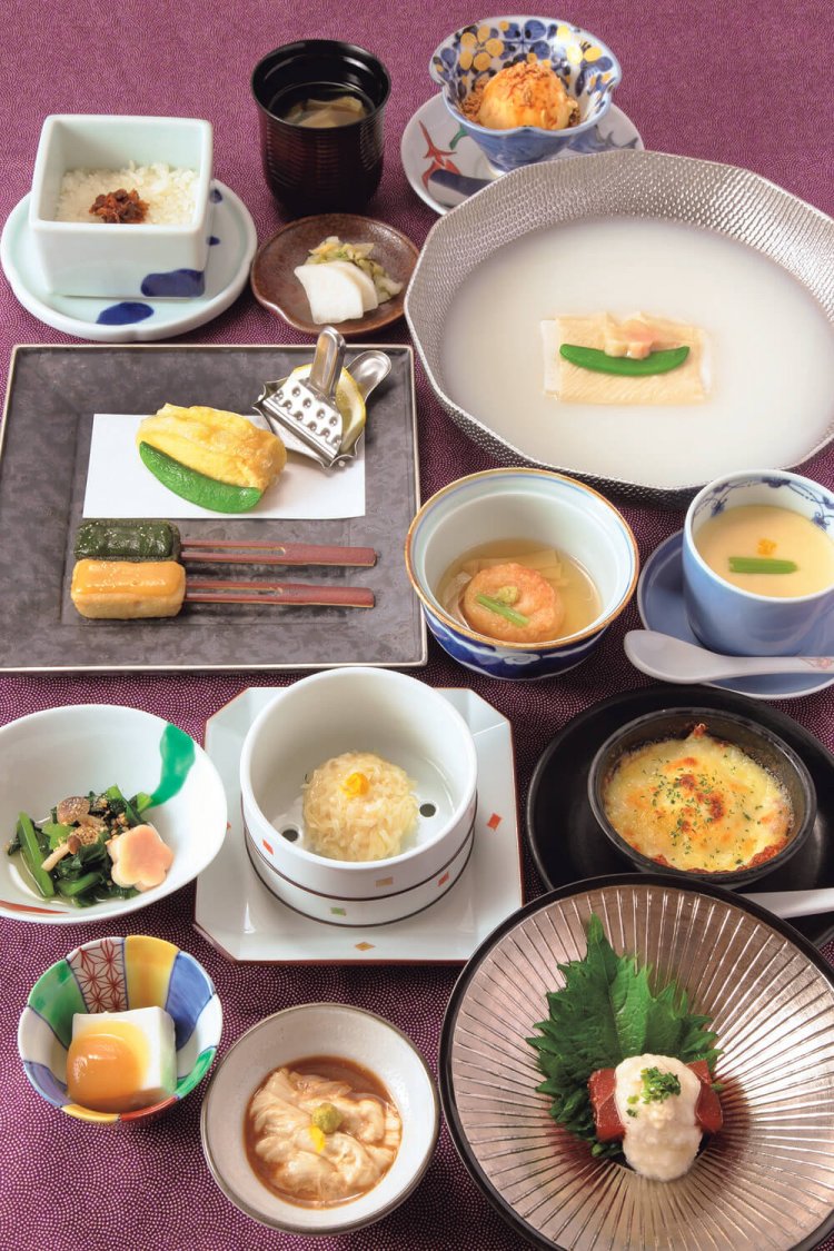 懐石梅の花コース。鍋物は湯豆腐のほか、湯葉、豚や和牛のしゃぶしゃぶなどから選べる。