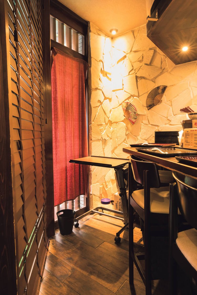 カウンター脇に置かれた車いす用テーブル。