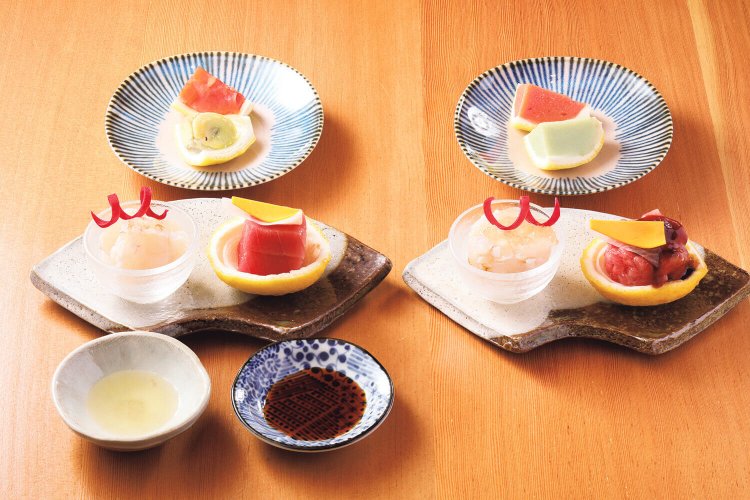 左の皿が普通食、右の皿が嚥下調整食。煎り酒やお醤油はジュレ状に。