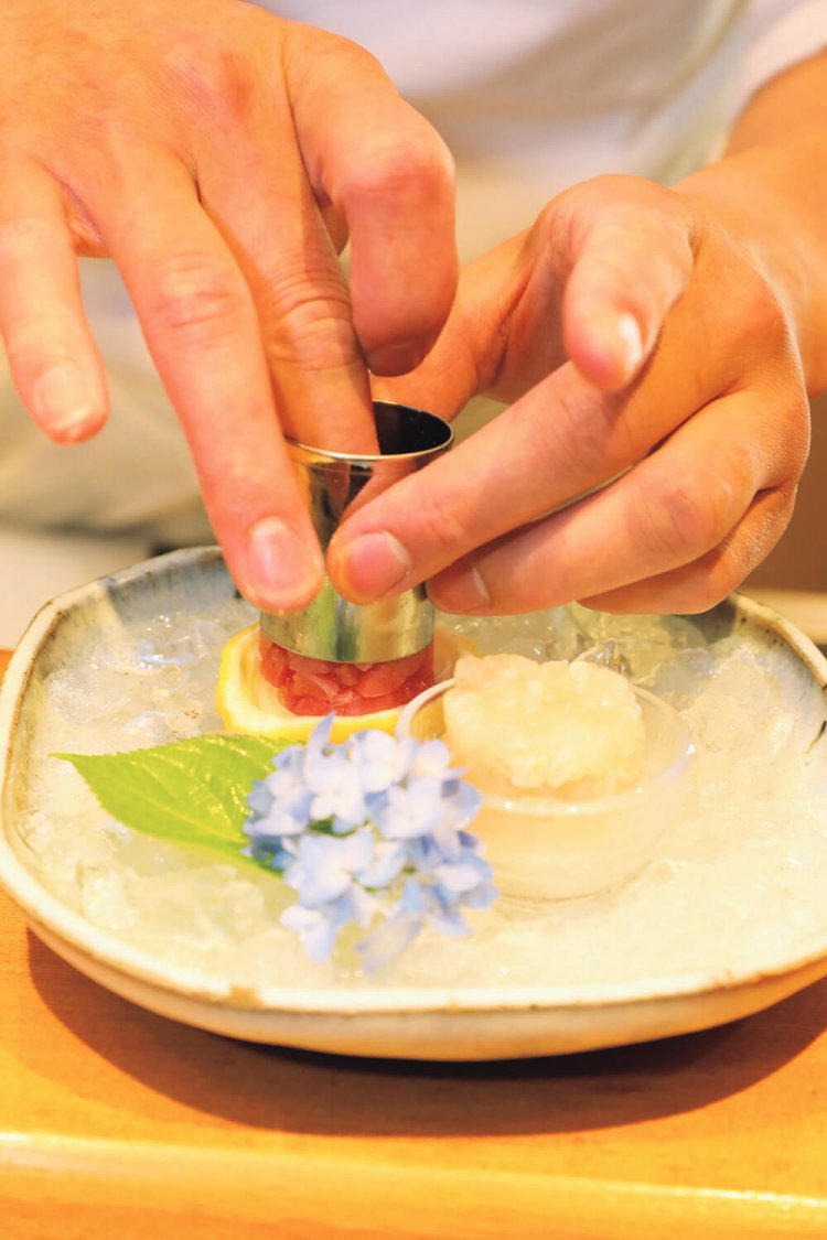 嚥下調整用に、刺し身は細かくたたいたものをセルクルで成形して出す。