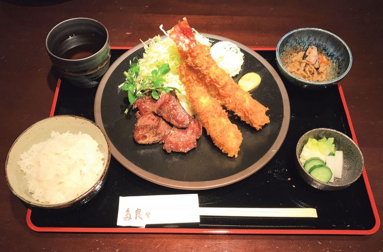 ランチの牛ヒレ一口ステーキとエビフライ定食1800円。