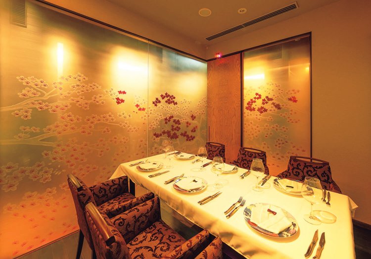 個室「桜」は6人用。ソファ席の場合でも、移動を手伝ってくれる。