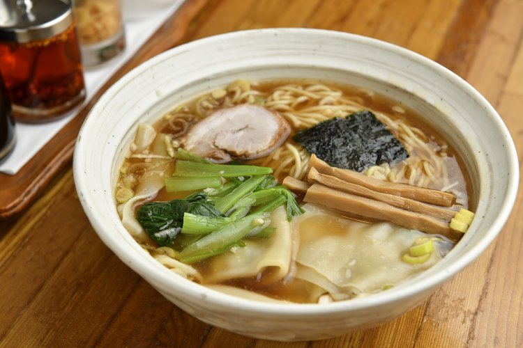 ワンタン麺737円。自家製麺にこだわりを持つ大勝軒はワンタンも自家製だ。もちもちの皮の存在感が圧倒的。すっきり澄んだスープも美味で、体の芯からあったまる一杯。